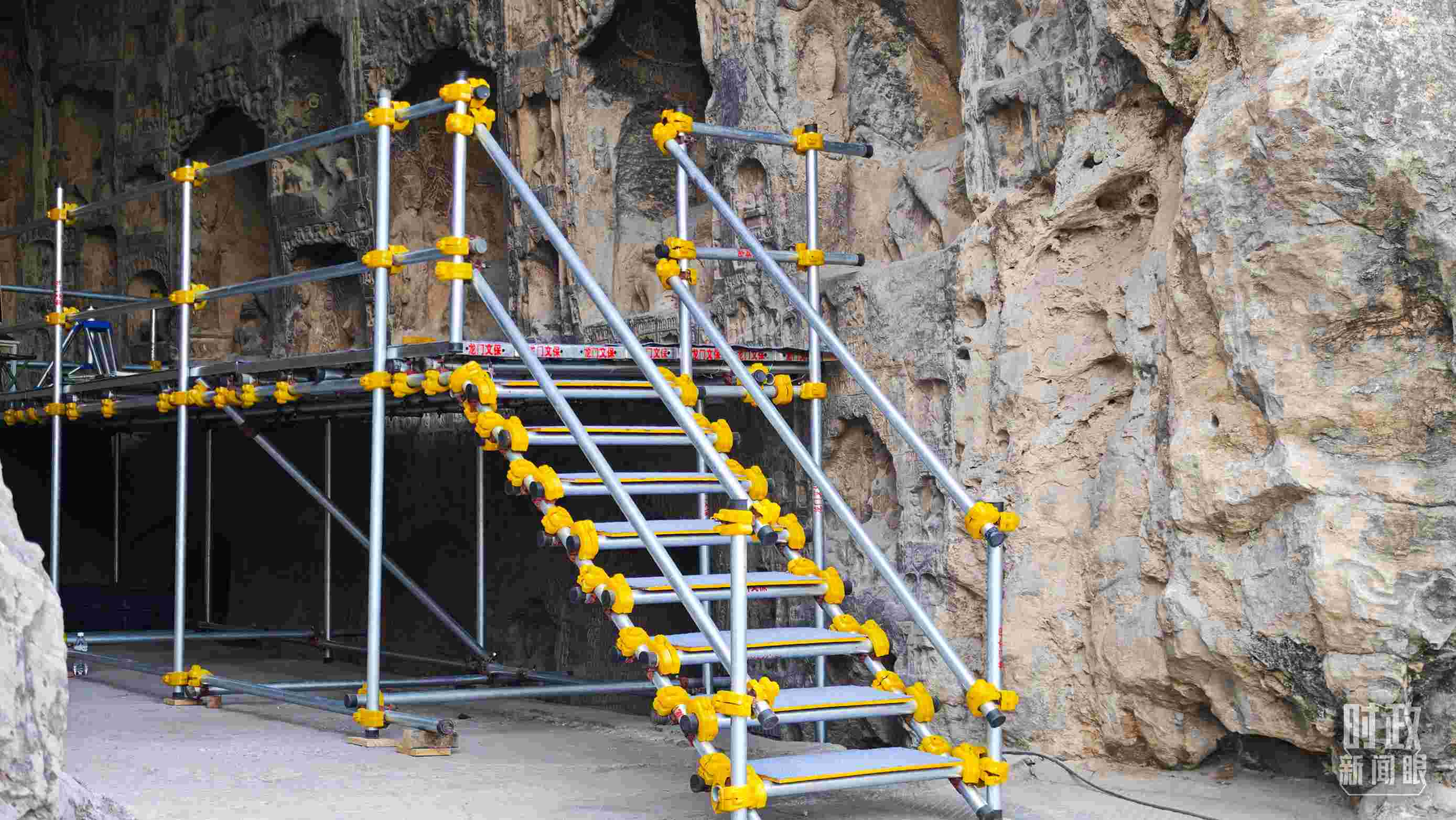 △龍門石窟古陽洞文物修護現(xiàn)場。（總臺央廣記者潘毅拍攝）