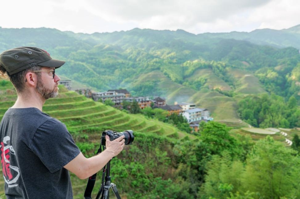 2025年年5月9日，廣西桂林，外國(guó)游客游覽龍脊梯田，在美景前駐足拍照。（圖片來(lái)源：視覺(jué)中國(guó)）