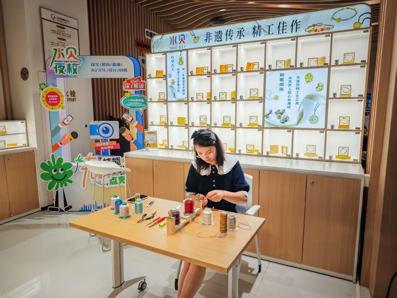 水貝夜校學(xué)員正在展示手工編繩過程。人民網(wǎng) 肖聰聰攝