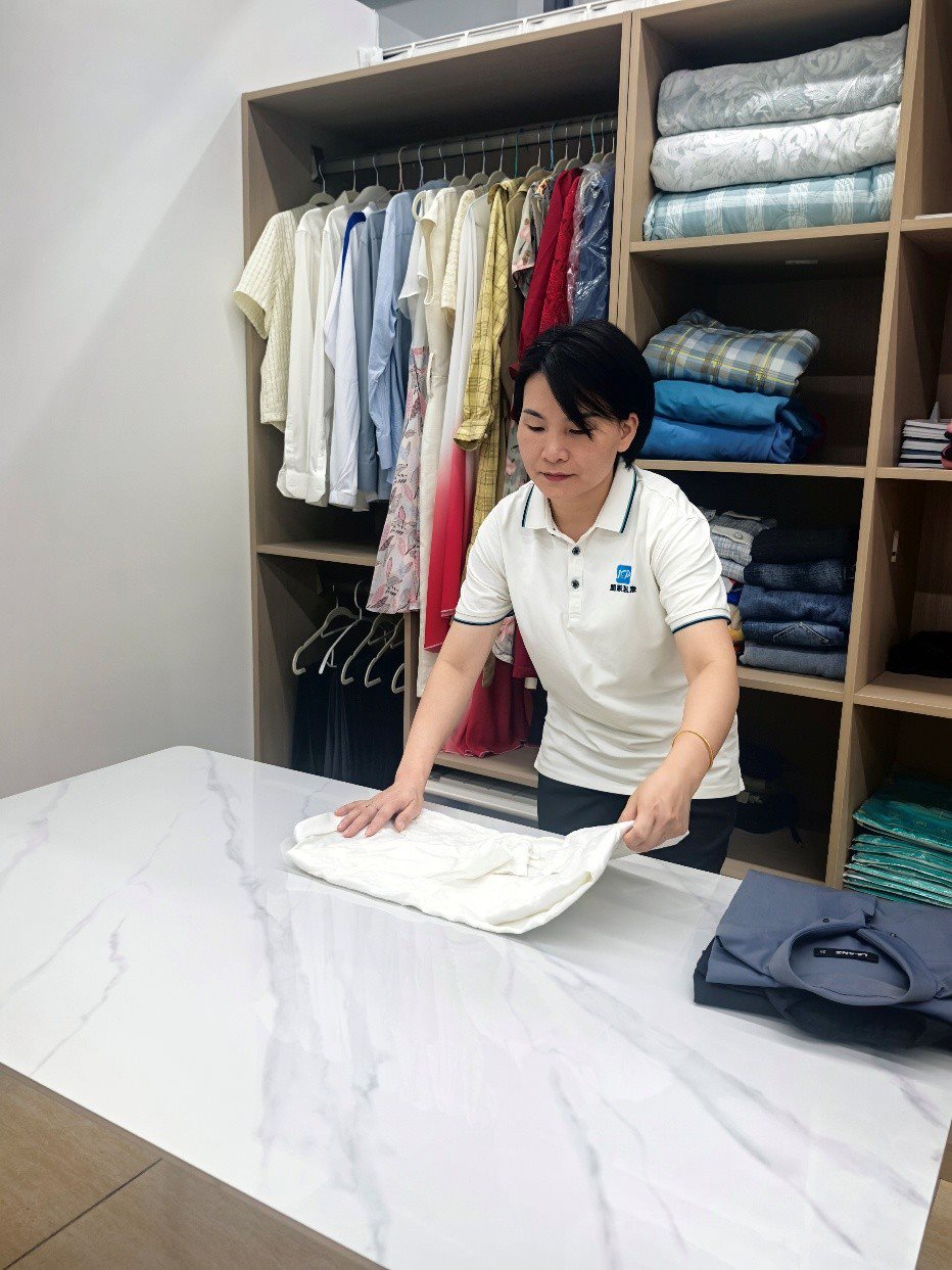 劉水金正在客戶家中做衣柜整理收納工作。受訪者供圖