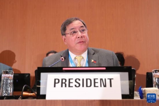 5月20日，在瑞士日內(nèi)瓦，第78屆世界衛(wèi)生大會主席赫爾博薩宣布審議通過“大流行協(xié)定”。新華社記者 杜哲宇 攝