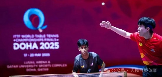 5月17日，王楚欽在比賽中發(fā)球。