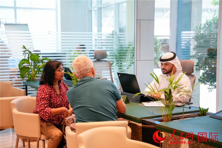 在阿治曼自由區(qū)一站式服務(wù)中心內(nèi)，工作人員為客商辦理業(yè)務(wù)。人民網(wǎng) 塔里克·易卜拉欣攝