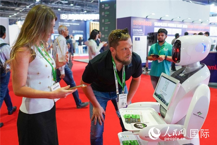 會上展示的電子支付機器人。人民網(wǎng) 塔里克·易卜拉欣攝