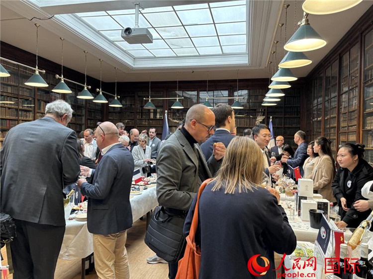 FIWA大獎(jiǎng)賽獲獎(jiǎng)酒及農(nóng)產(chǎn)品2025專業(yè)展暨中國(guó)云南—法國(guó)巴黎特色商品推介會(huì)現(xiàn)場(chǎng)。人民網(wǎng)記者 于超凡攝