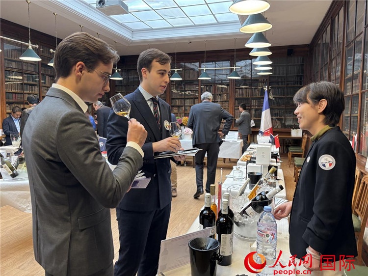 法國(guó)嘉賓與參展云南企業(yè)代表交流。人民網(wǎng)記者 于超凡攝