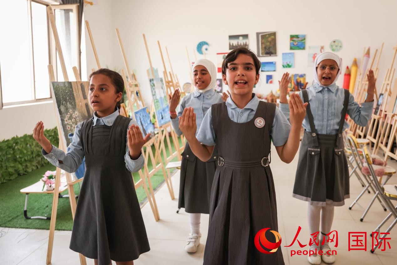 阿爾穆塔?阿里卡特國際學(xué)校的學(xué)生表演舞蹈。人民網(wǎng)記者 薛丹攝