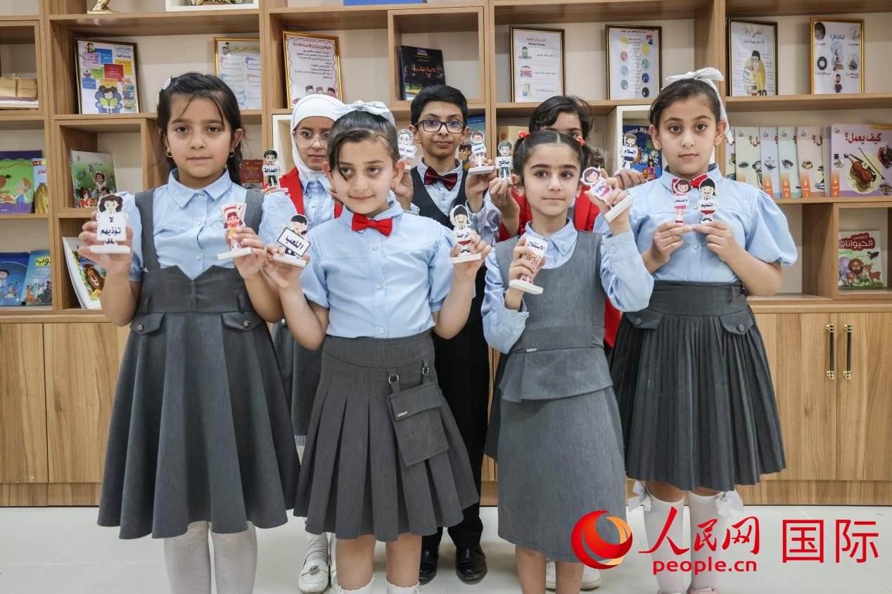 阿爾穆塔?阿里卡特國際學(xué)校的學(xué)生在圖書室上課。人民網(wǎng)記者 薛丹攝