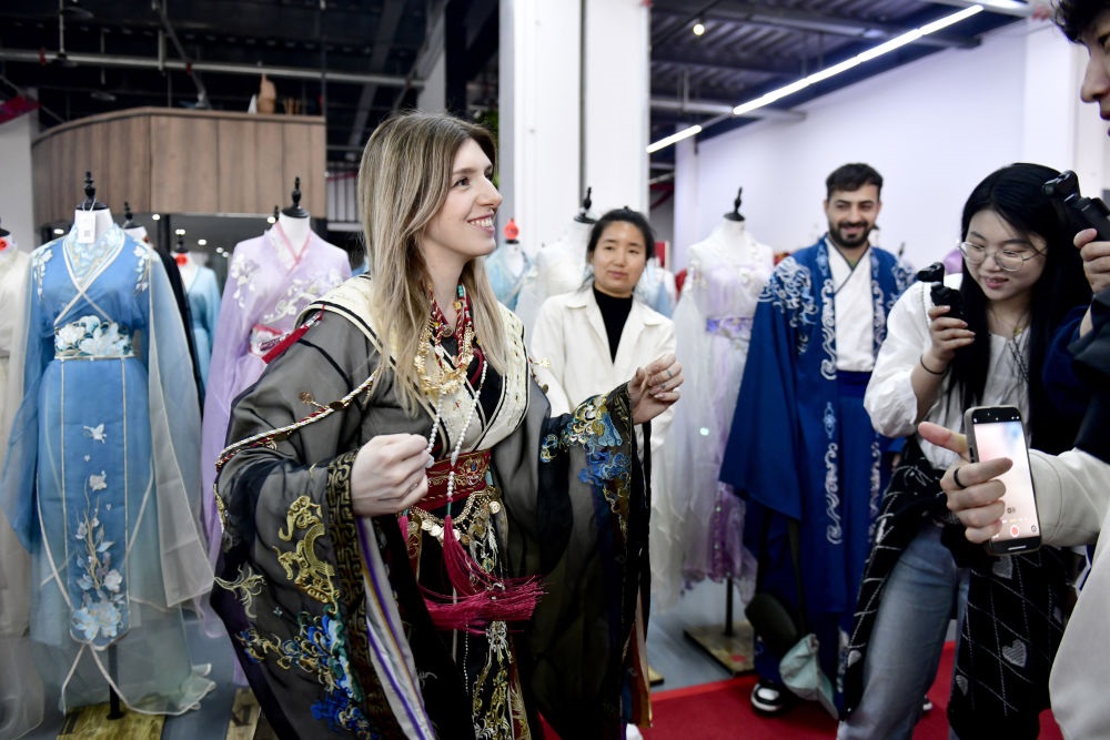 2025年4月8日，參加曹縣漢服文化節(jié)的意大利嘉賓卡米拉在試穿漢服。新華社記者郭緒雷 攝