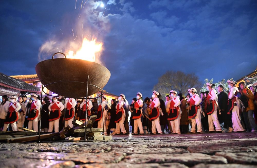 2025年1月11日，游客和居民在麗江古城打跳游玩。（趙慶祖攝）