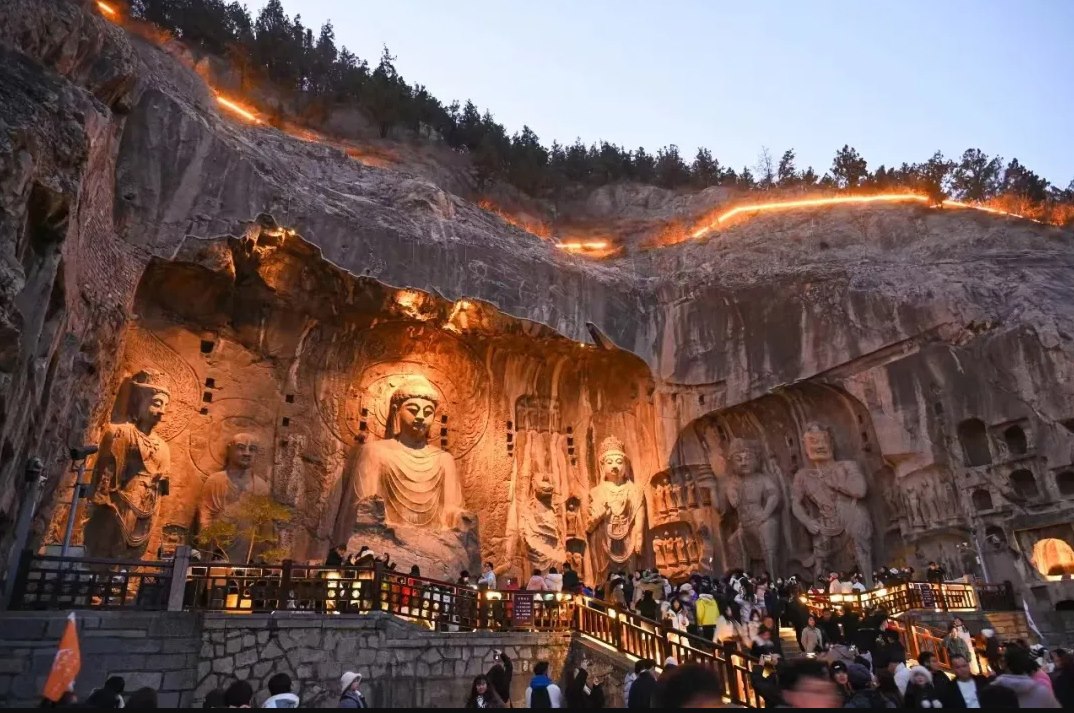 游客在龍門石窟參觀游覽。