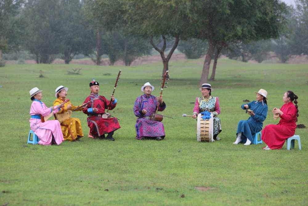 2024年7月16日，《格薩（斯）爾》史詩(shī)說唱傳承人在內(nèi)蒙古赤峰市巴林右旗戶外表演。（胡斯楞攝）