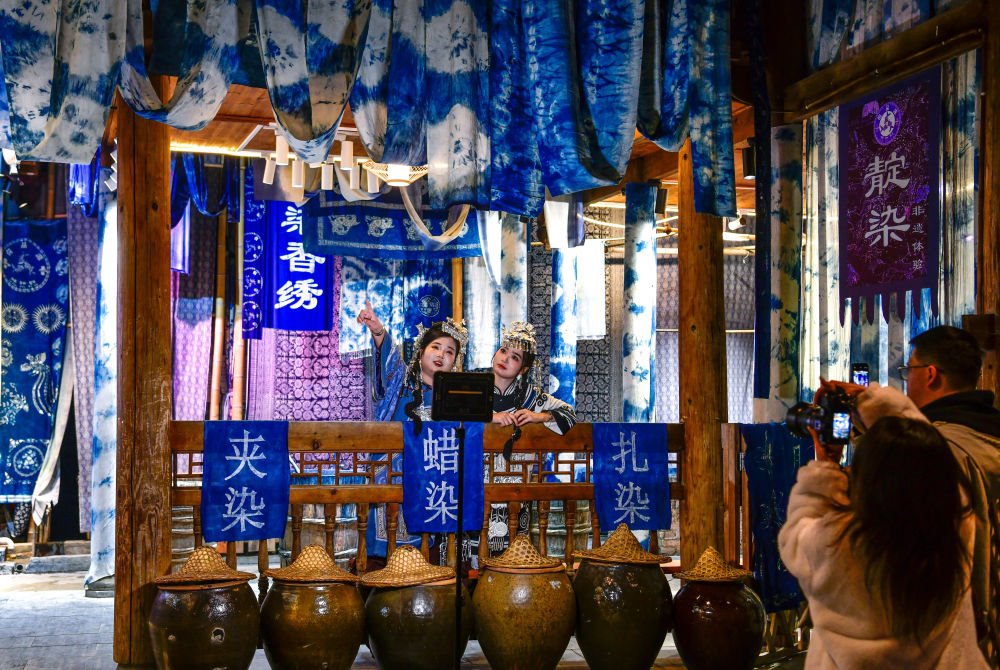 2025年3月17日，游客在貴州省黎平縣肇興侗寨里留影。新華社記者楊文斌 攝