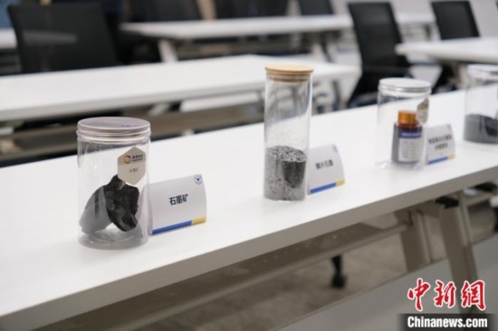 5月20日，浙大高分子科學(xué)與工程學(xué)系內(nèi)擺放著石墨礦等。 曹丹 攝