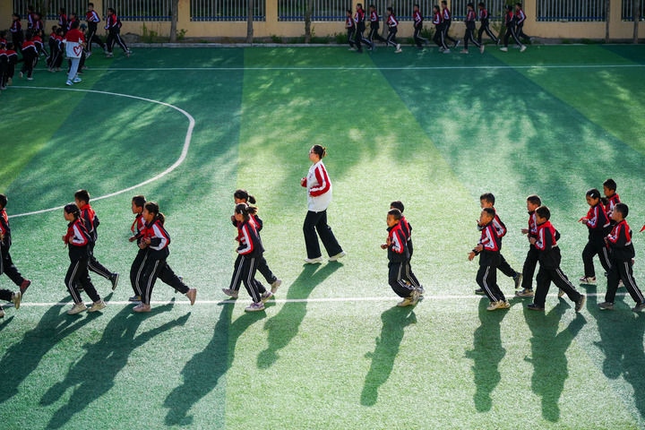 2025年4月24日，在新疆克州阿圖什市哈拉峻鄉(xiāng)謝依特小學(xué)，支教教師帶領(lǐng)學(xué)生晨跑。新華社記者 徐宏巖 攝