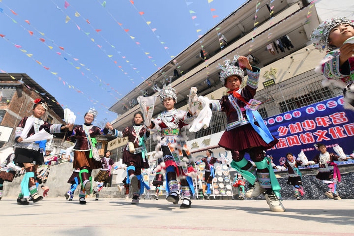 2025年3月25日，廣西柳州市融水苗族自治縣桿洞鄉(xiāng)中心小學(xué)學(xué)生在跳蘆笙踩堂舞。新華社記者 黃孝邦 攝