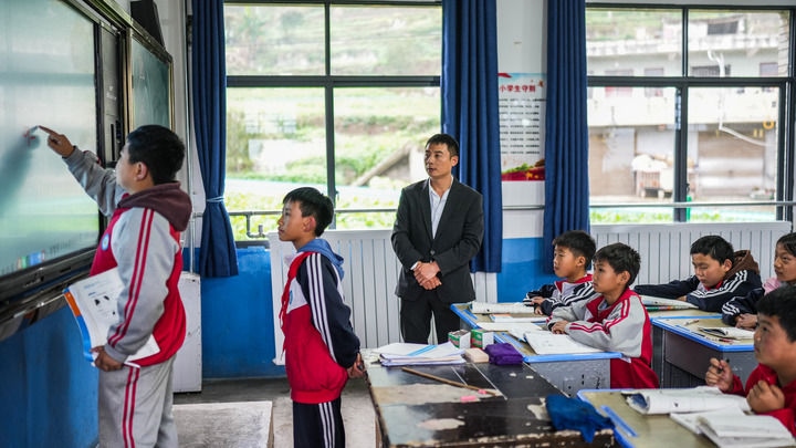 2024年11月21日，在地處烏蒙山區(qū)的貴州省六盤水市水城區(qū)亮巖小學(xué)，學(xué)生在供暖的教室內(nèi)學(xué)習(xí)。新華社記者 陶亮 攝