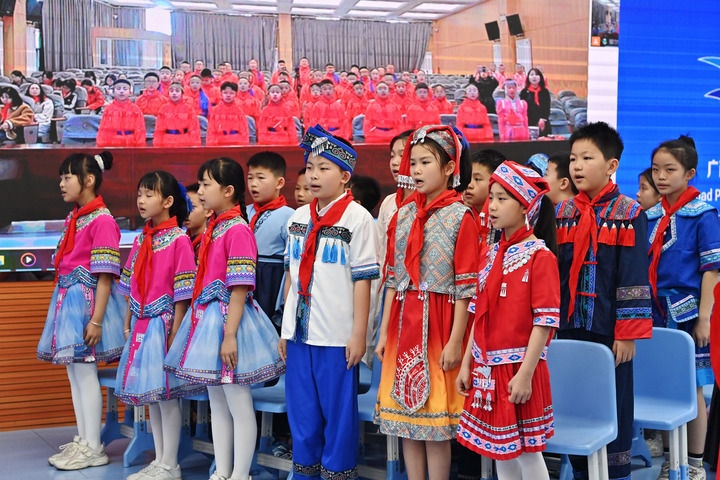 2025年3月28日，在“壯蒙一家親 共筑中國(guó)夢(mèng)”手拉手主題云隊(duì)會(huì)上，廣西南寧市濱湖路小學(xué)四（1）中隊(duì)隊(duì)員通過網(wǎng)絡(luò)和內(nèi)蒙古鄂爾多斯東勝區(qū)第十二小學(xué)四（9）中隊(duì)隊(duì)員一起唱《中國(guó)少年先鋒隊(duì)隊(duì)歌》。新華社記者 周華 攝