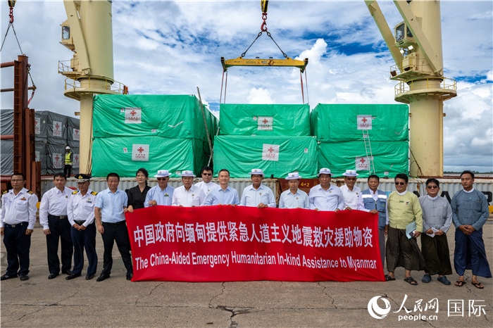 5月25日，中國駐緬甸大使館參贊歐陽道冰、仰光省首席部長(zhǎng)梭登及緬有關(guān)部門官員出席援緬第十五批緊急人道主義地震救災(zāi)物資交接儀式。人民網(wǎng)記者謝佳君攝