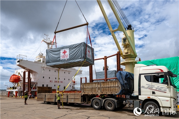 5月25日，當(dāng)?shù)毓と嗽诟劭趶呢涊喩闲遁d援緬第十五批緊急人道主義地震救災(zāi)物資。人民網(wǎng)記者謝佳君攝