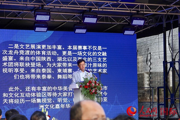 中國(guó)駐法蘭克?？傤I(lǐng)事黃昳揚(yáng)在致辭中對(duì)龍舟賽表示熱烈祝賀。人民網(wǎng) 依琳攝