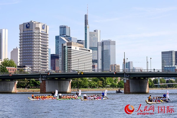 龍舟賽隊(duì)伍奮力揮槳、破浪前行。人民網(wǎng) 依琳攝