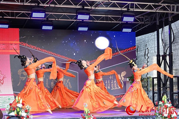 美因河畔的舞臺(tái)上中國(guó)傳統(tǒng)舞蹈精彩上演。人民網(wǎng) 依琳攝