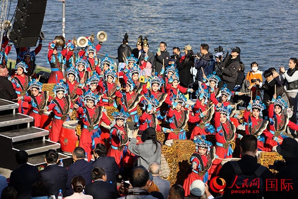 龍舟賽開幕式上，《楊家將戰(zhàn)鼓》演奏引爆全場(chǎng)。人民網(wǎng) 依琳攝