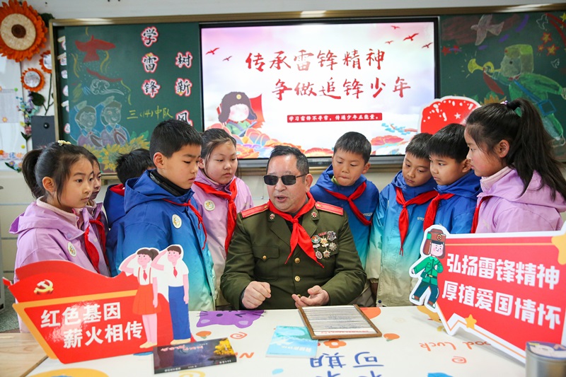 2025年3月3日，江蘇南通如皋市安定小學(xué)里，傷殘軍人許波銀在思政小課堂上向?qū)W生講述雷鋒故事。