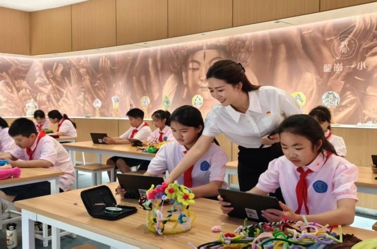 龍崗一小學(xué)生正在學(xué)習(xí)“發(fā)現(xiàn)石刻之美”華蔓花冠課程。