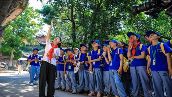 石刻小導(dǎo)游稅明潔為西藏小朋友志愿解說。