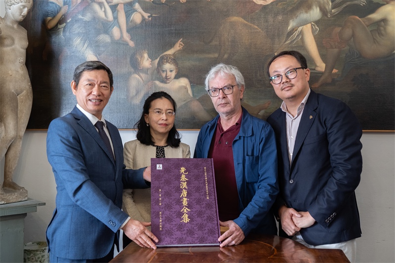 圖片說(shuō)明：捐贈(zèng)儀式現(xiàn)場(chǎng)。 張錫琪攝