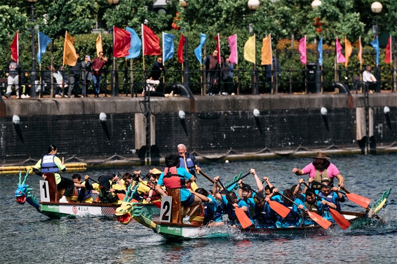 中英雙方的參賽隊伍參與龍舟競渡。楊浩鵬攝