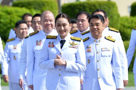 2024年9月7日，泰國總理佩通坦·欽那瓦（前中）及新一屆內閣成員在位于首都曼谷的總理府與媒體見面。新華社發(fā)（拉亨攝）