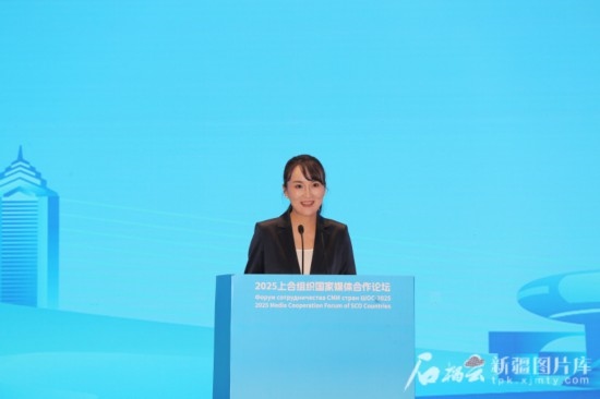 5月23日，在2025上合組織國(guó)家媒體合作論壇青年文化交流營(yíng)活動(dòng)中，人民日?qǐng)?bào)社記者阿爾達(dá)克·塔巴拉克發(fā)言。石榴云/新疆日?qǐng)?bào)記者 李雄心攝