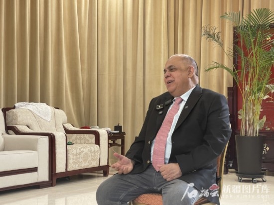 上合組織副秘書長(zhǎng)索海爾·汗在專訪中。石榴云/新疆日?qǐng)?bào)記者 劉翔攝