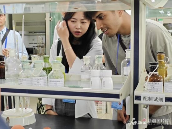 5月26日，2025上合組織國(guó)家媒體合作論壇嘉賓參觀新奇康藥業(yè)股份有限公司實(shí)驗(yàn)室。石榴云/新疆日?qǐng)?bào)記者 宋海波攝