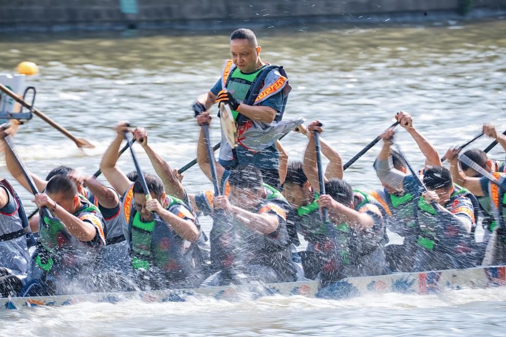 2025年5月27日，浙江寧波云龍鎮(zhèn)，首屆“我們的節(jié)日?端午看云龍”農(nóng)民龍舟邀請(qǐng)賽舉行。（圖片來(lái)源：視覺(jué)中國(guó)）