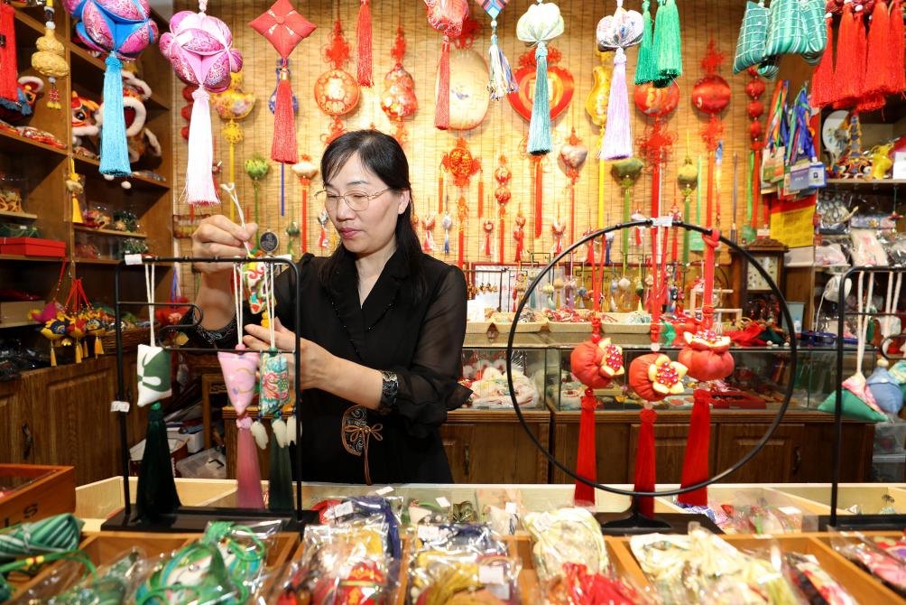 2025年5月25日，安徽省淮北市，非遺香包上貨架。（圖片來(lái)源：視覺(jué)中國(guó)）