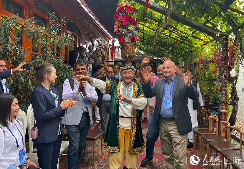 5月24日，外國媒體人在伊寧市喀贊其民俗旅游區(qū)參觀體驗。 人民網(wǎng)記者 翟轉(zhuǎn)麗攝