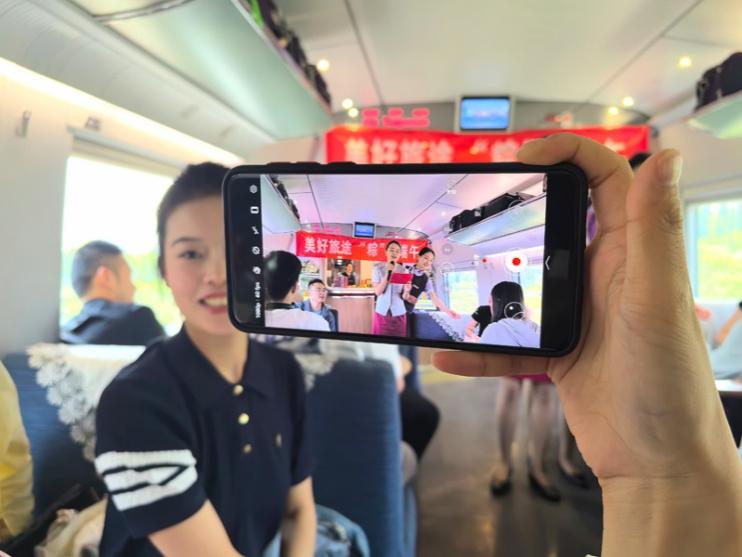 在活動中，旅客紛紛舉起手機拍攝。顏笑攝