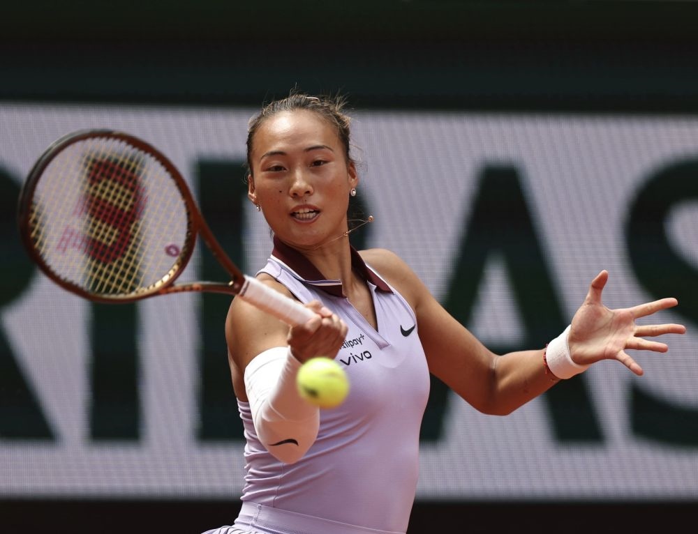 6月1日，鄭欽文在比賽中回球。新華社記者 李京 攝