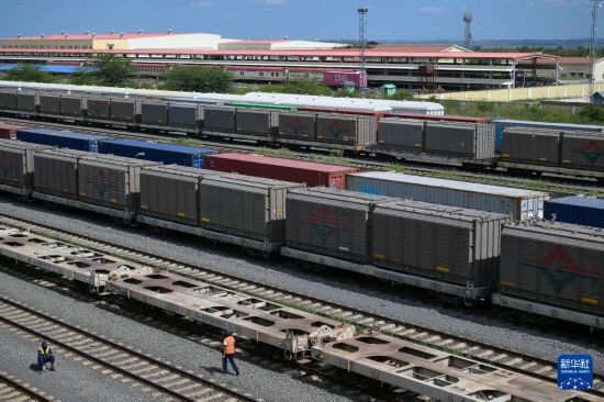 5月31日，在蒙內(nèi)鐵路內(nèi)羅畢站到發(fā)場，鐵路工人在鐵道旁巡檢。新華社記者 楊光 攝