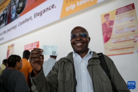 5月31日，在蒙內(nèi)鐵路內(nèi)羅畢站，一名前往蒙巴薩的乘客展示車票。新華社記者 楊光 攝
