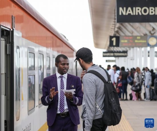5月31日，在蒙內(nèi)鐵路內(nèi)羅畢站，乘務員為乘客檢票。新華社記者 李亞輝 攝