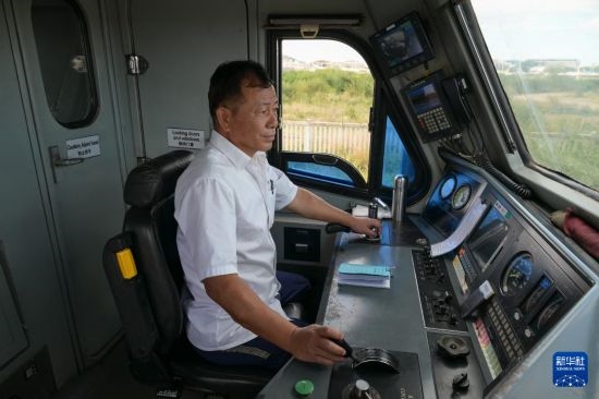 5月31日，在蒙內(nèi)鐵路內(nèi)羅畢站，機車駕駛員蔣立平在即將開往蒙巴薩的E2次列車上進行準備工作。新華社記者 楊光 攝