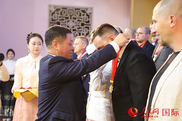 中國駐俄羅斯大使張漢暉為獲獎者頒獎。人民網(wǎng)記者 肖新新攝