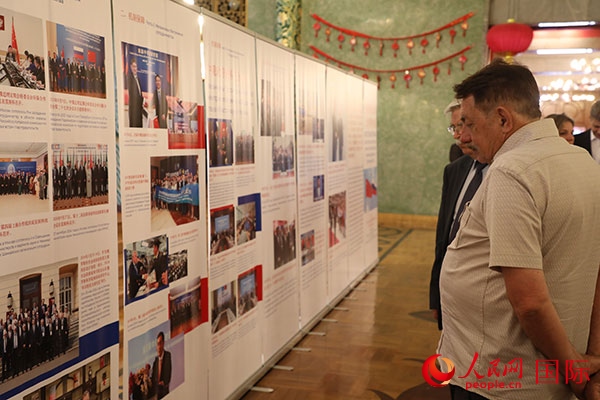 與會嘉賓參觀中俄科技創(chuàng)新合作圖片展。人民網(wǎng)記者 肖新新攝