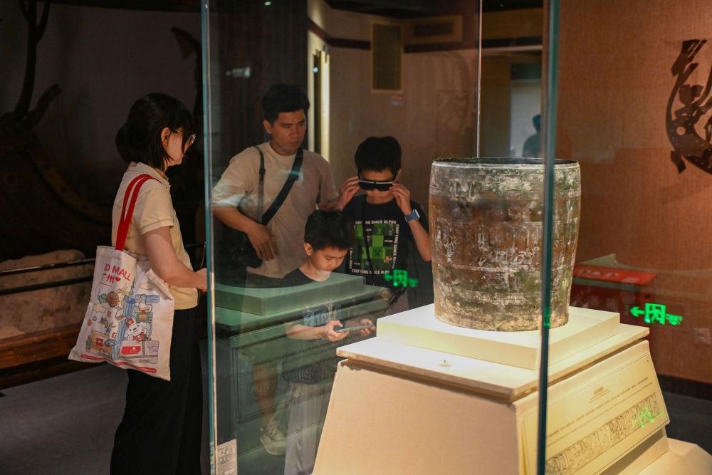 △2025年5月18日，游客在廣東廣州南越王博物院（王墓展區(qū)）體驗AR眼鏡智慧導覽服務。