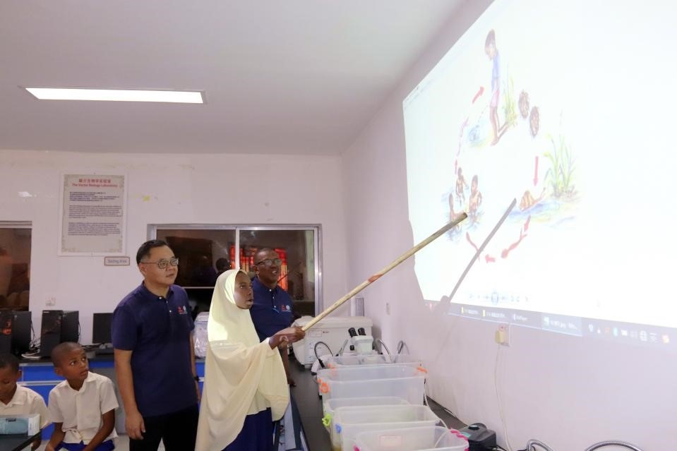 血吸蟲病健康教育講座。施亮攝